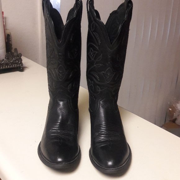 Ariat Shoes - Ariat cowboy boots size 7